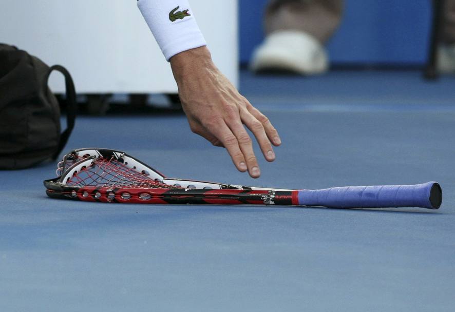 La racchetta fuori uso dello statunitense John Isner agli Australian Open contro il lussemburghese Gilles Mueller (Action Images)
